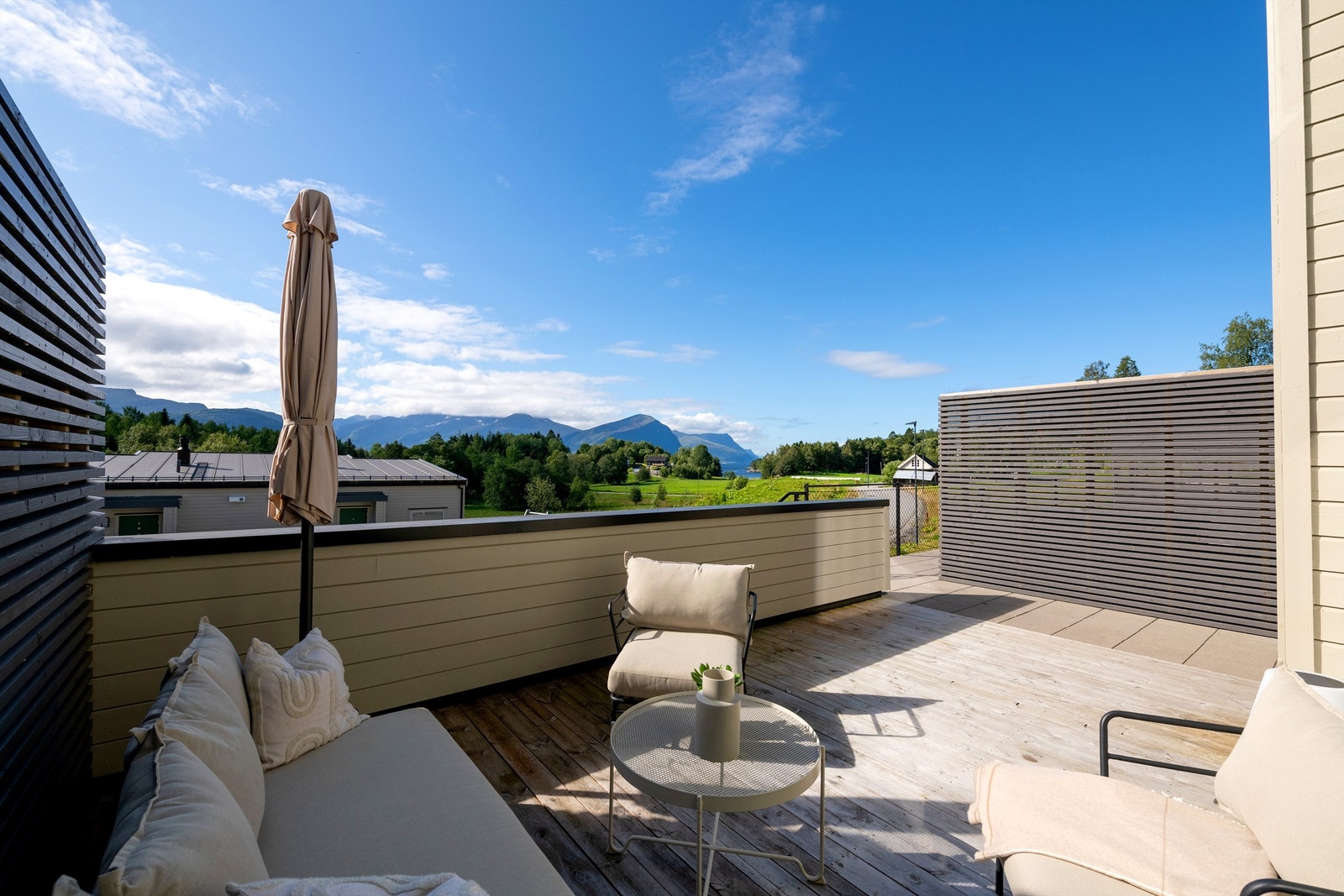Ved entréen finner du en romslig og usjenert uteplass med gode solforhold og flott utsikt mot fjellene. Galleribilde