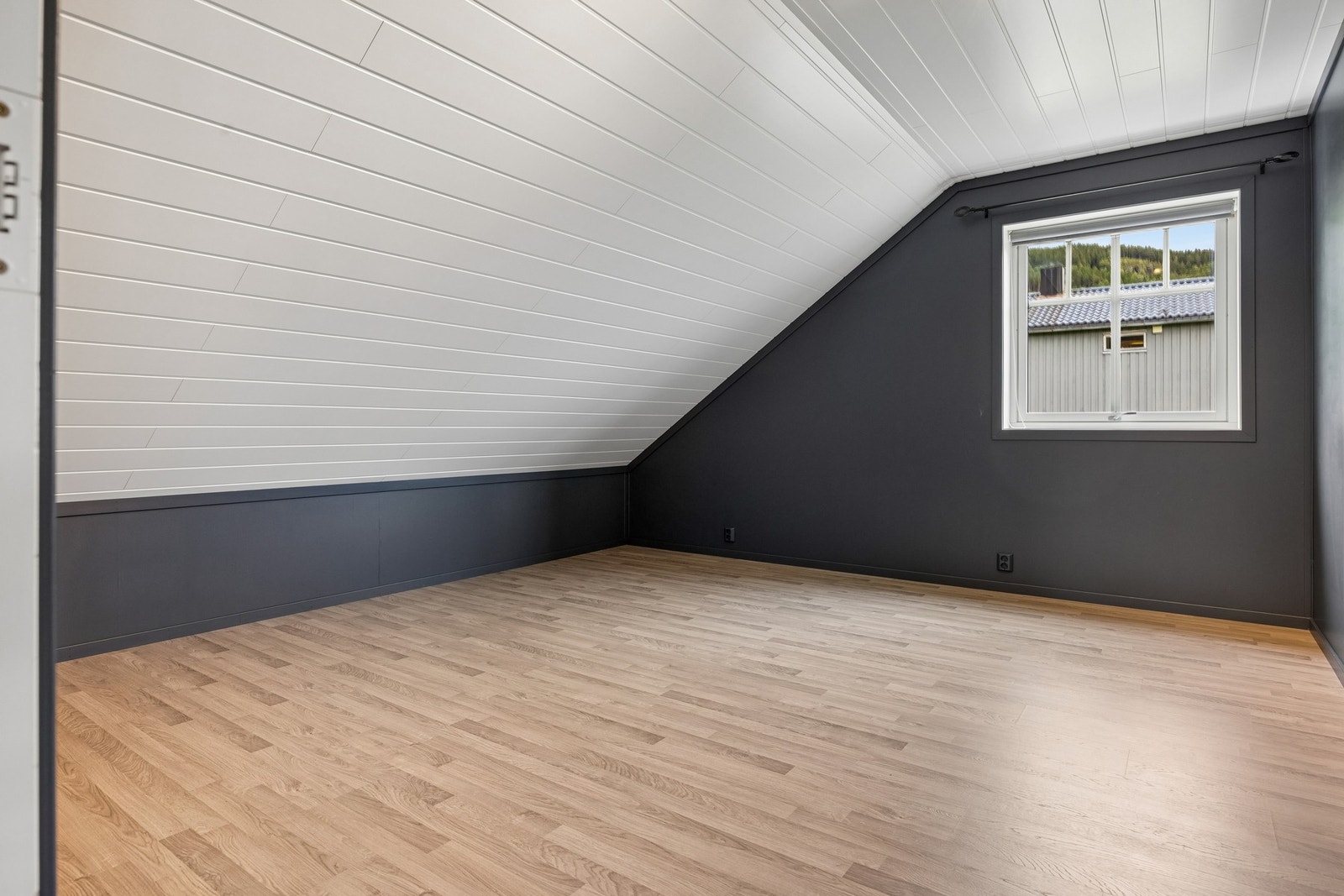 Alle soverommene har god plass til dobbeltseng, garderobeskap og annet møblement etter behov. Galleribilde
