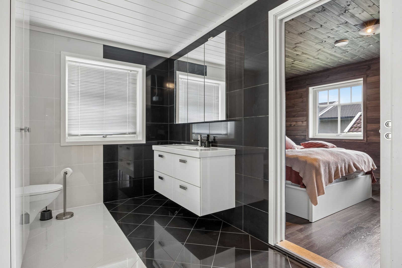 Badet er på 9 kvm. og har en praktisk beliggenhet mellom soverommet og vaskerommet. Galleribilde