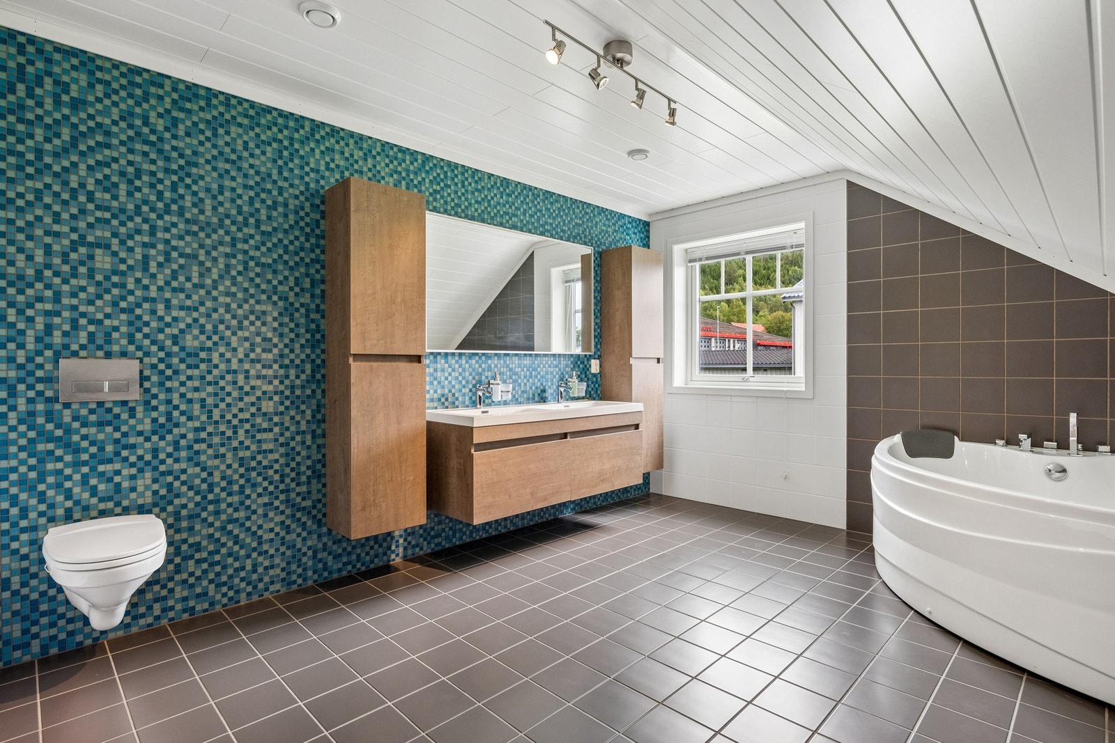 Badet i 2. etasje er romslig og har et areal på 13 kvm. Galleribilde