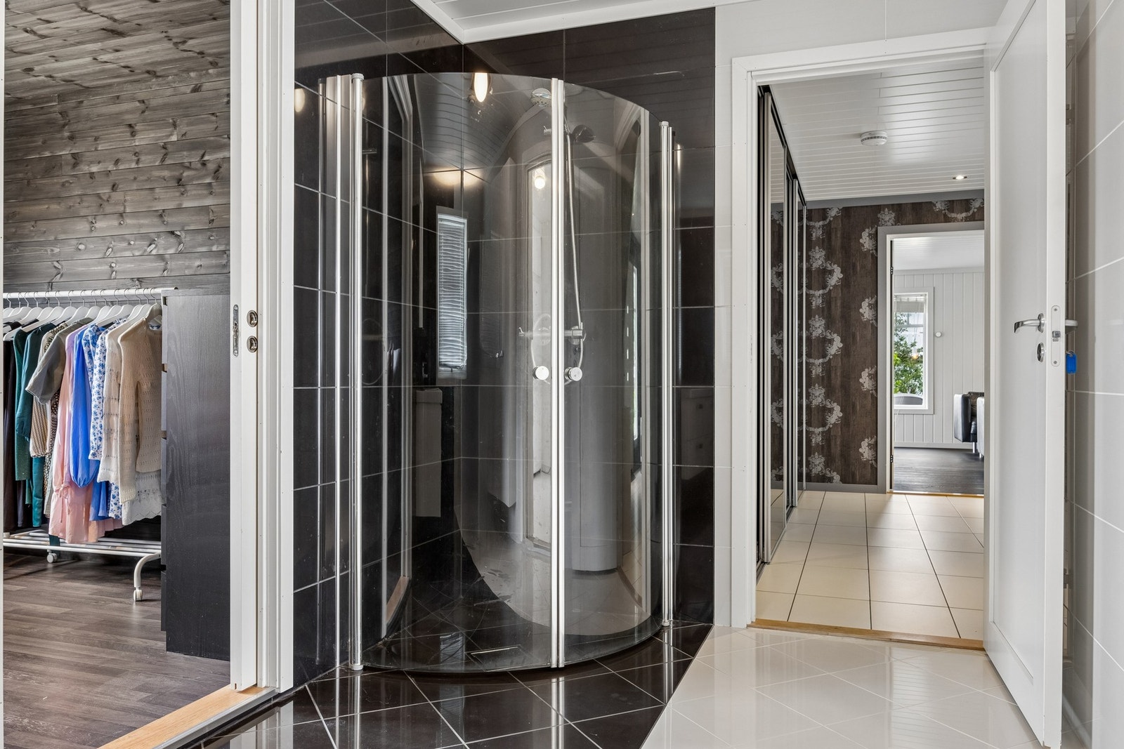 Badet er innredet med dusj, servantinnredning og toalett. Galleribilde