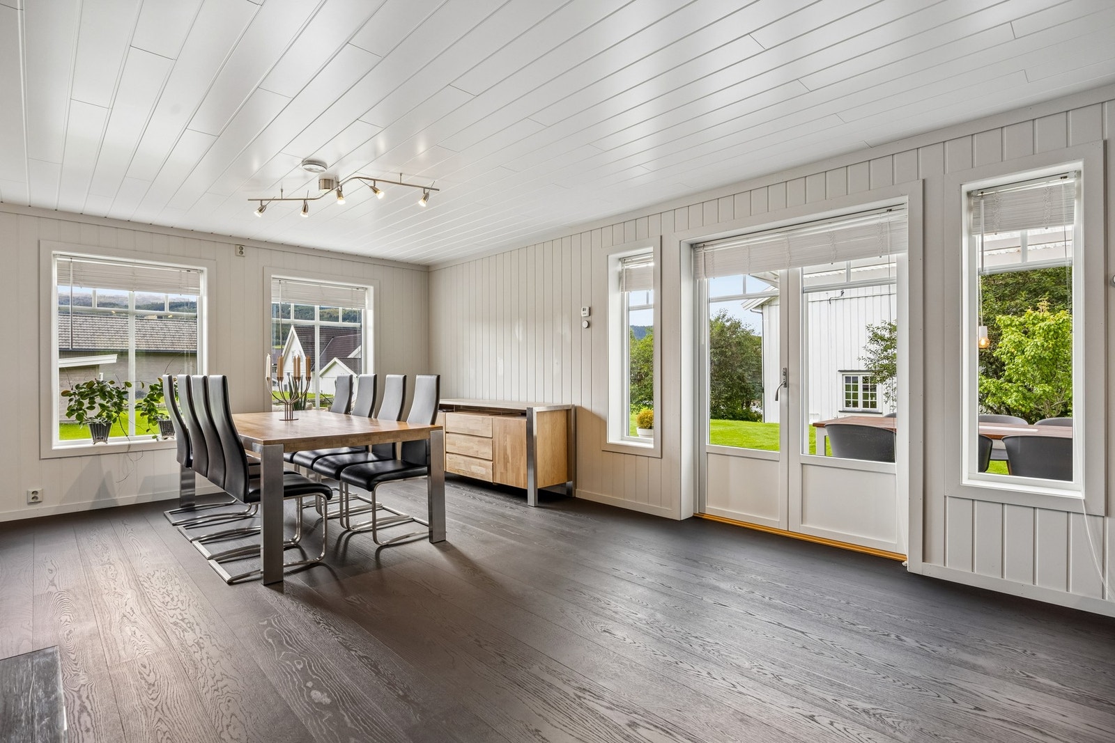 De store vindusflatene sørger for rikelig med naturlig lysinnslipp. Galleribilde