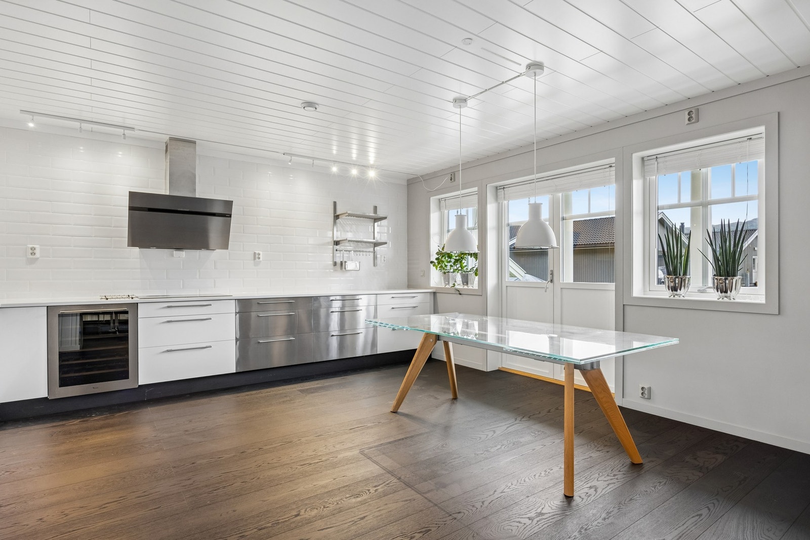 Kjøkkenet er romslig med god plass til spisebord for hyggelige måltider samt ekstra utgang til terrassen. Galleribilde