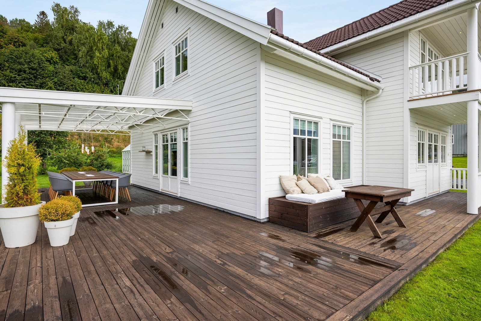 Utvendig areal er godt opparbeidet med terrasse på 138 kvm hvor det er god plass til flere møblering i ulike soner. Galleribilde