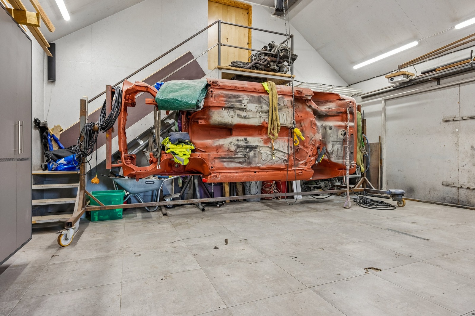 Her har man godt med oppbevaringsmuligheter på loftkvist og løftemuligheter av tyngre utstyr. Galleribilde