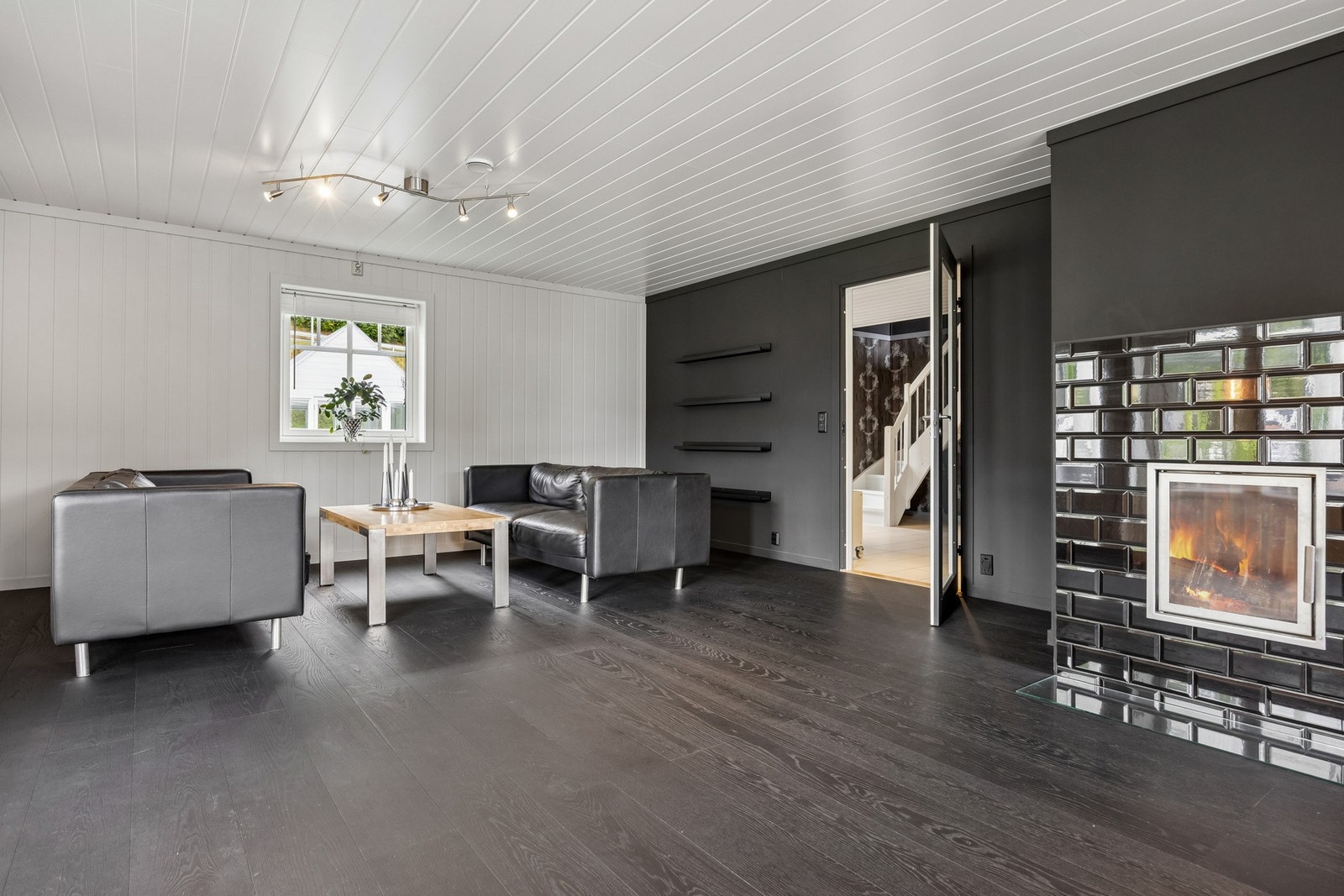 Fra terrassen har man inngang inn til stuen som har gode møbleringsmuligheter. Galleribilde