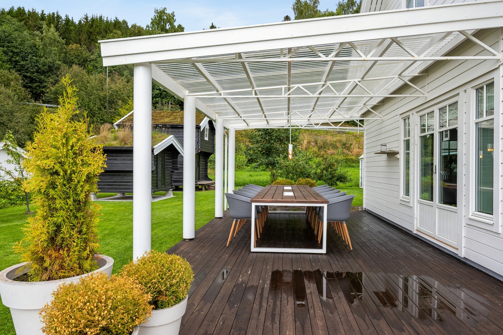 Overbygget terrasse i stål gir en lun og anvendelig uteplass med lite vedlikehold. Galleribilde