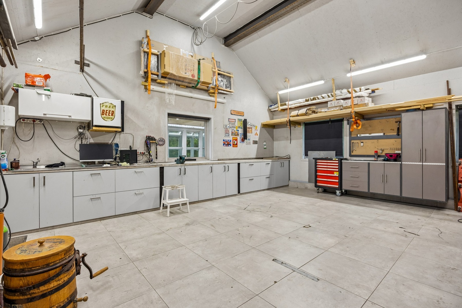 På eiendommen er det romslig, isolert garasje på 80 kvm med god plass til bil, lagring og hobbyaktiviteter. Det største rommet i garasjen varmes opp fra vannbåren varme. Galleribilde