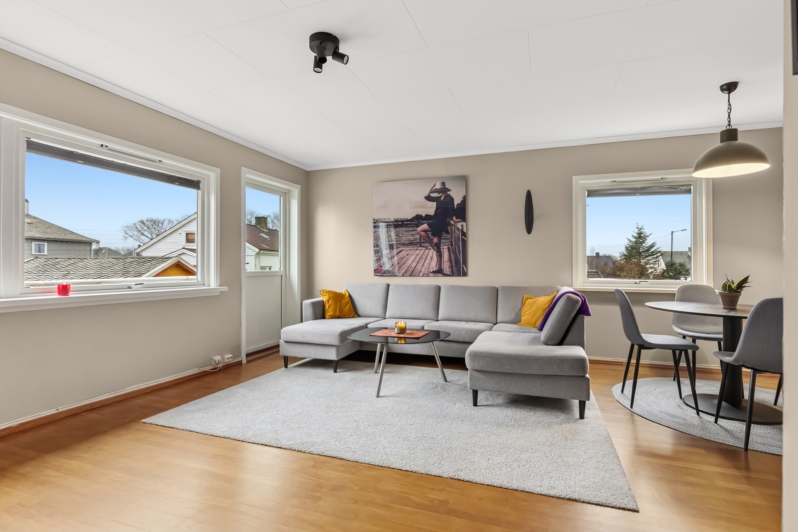 Vi beveger oss inn i en lys og innbydende stue. Galleribilde