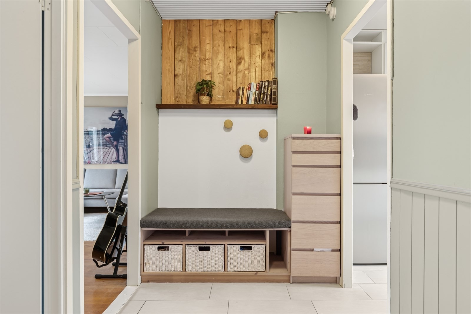 Entré med plass for mindre garderobe- og opphengsløsninger. Galleribilde