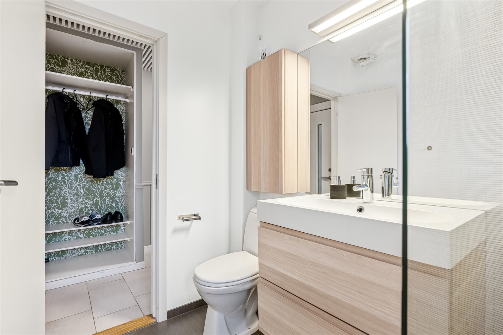 Gulvstående wc og moderne baderomsinnredning. Galleribilde