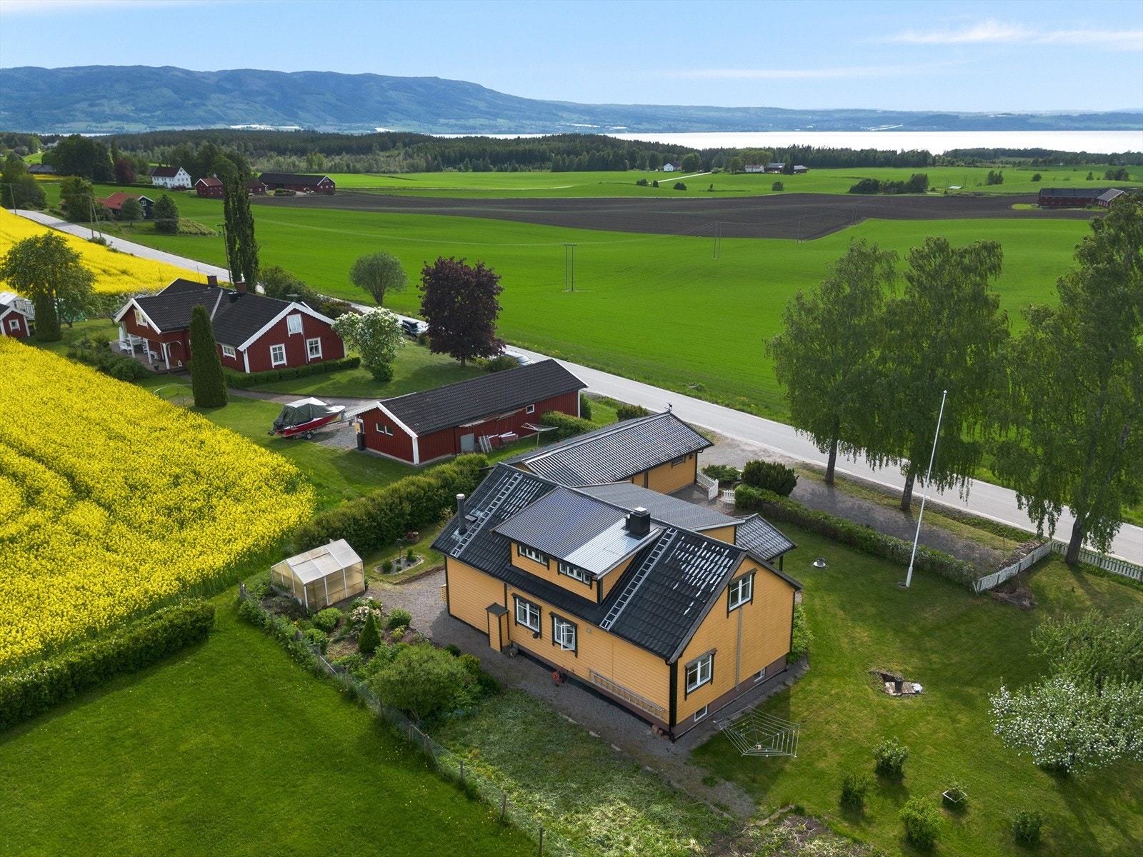 Eiendommen ligger i et åpent og landlig landskap i Stange Vestbygd, med kort vei til Mjøsa og Stange sentrum. Galleribilde