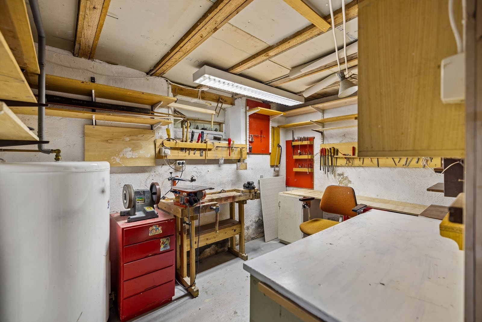 Kjelleren huser tekniske installasjoner som varmtvannsberederen fra 1996, og har rikelig med lagringsplass. Galleribilde