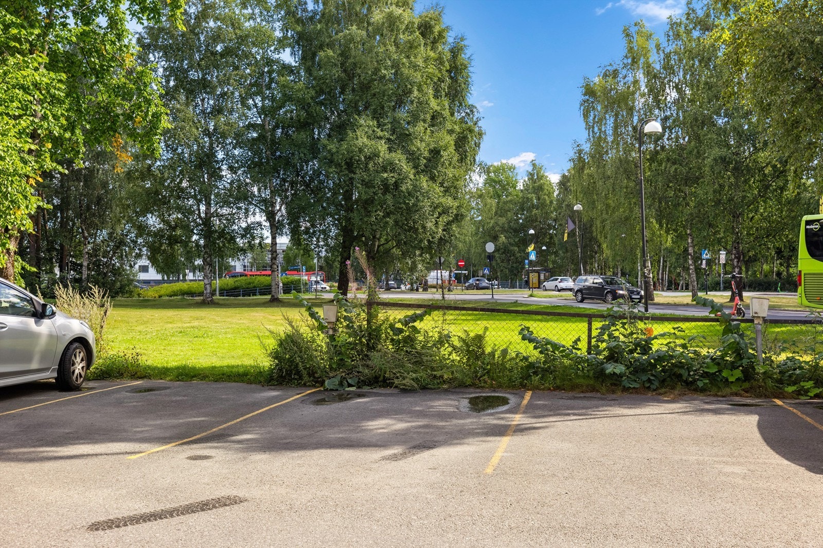 Bussholdeplassen Åråsen ligger rett utenfor, med hyppige avganger mot sentrum. Galleribilde