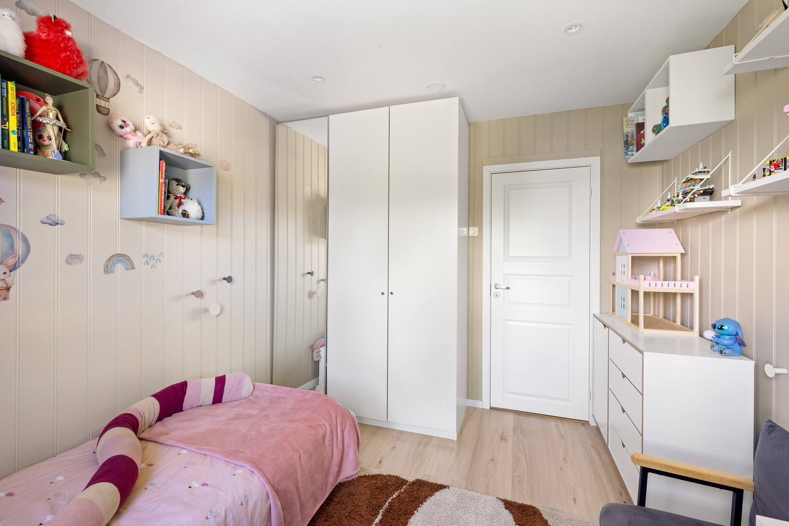 Rommet er innredet med panelplater og har plass til garderobeløsning. Galleribilde