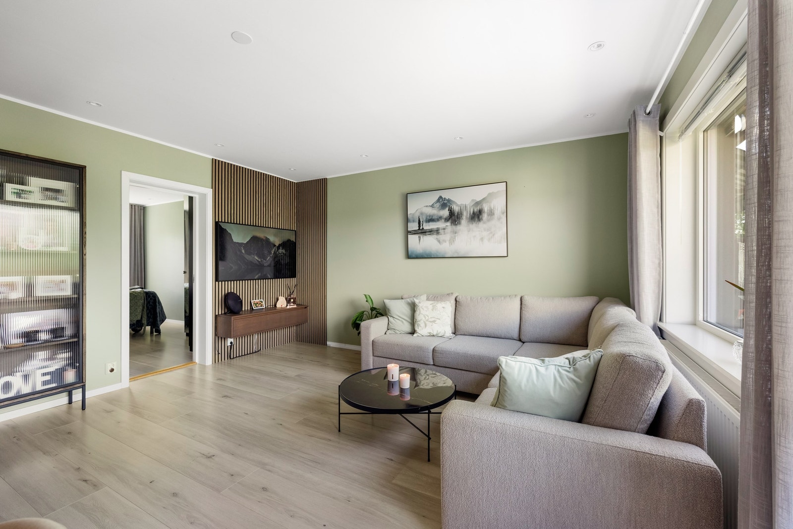 Stuen har god plass til både sofagruppe og spisebord. Galleribilde