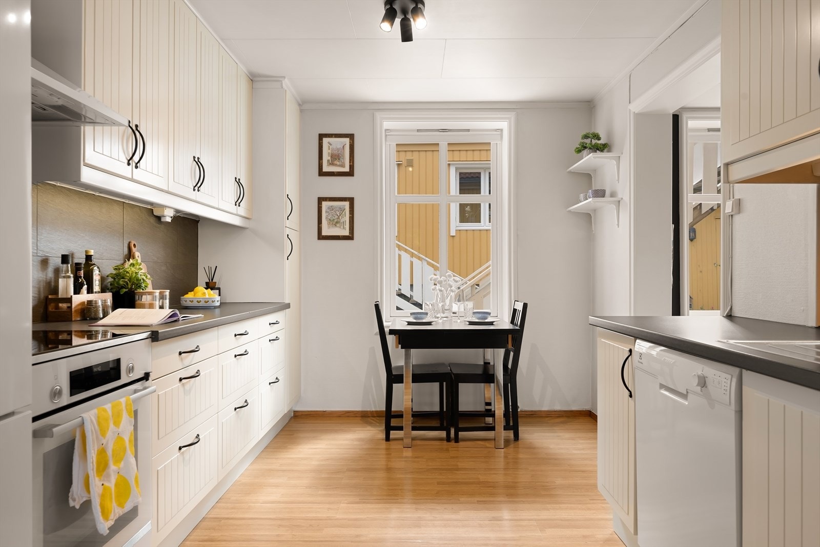Under kjøkkenvinduet er det plass til spisebord med utsyn mot den sjarmerende bakgården. Galleribilde