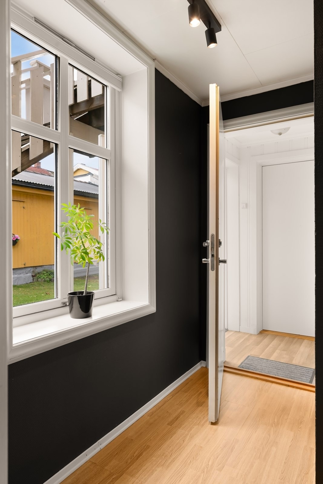 Felles vindfang fører videre til leilighetens entré. Galleribilde