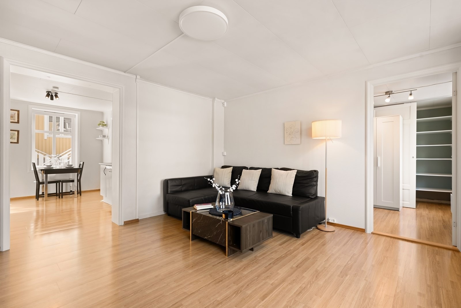 Laminatgulv med lun trefarge og slettmalte overflater setter et tidløst og nøytralt preg. Galleribilde