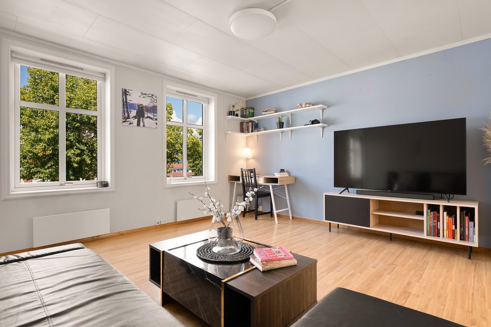 Høy 1. etasje gir skjermet beliggenhet og det er rikelig med naturlig lys fra de store vinduene. Galleribilde