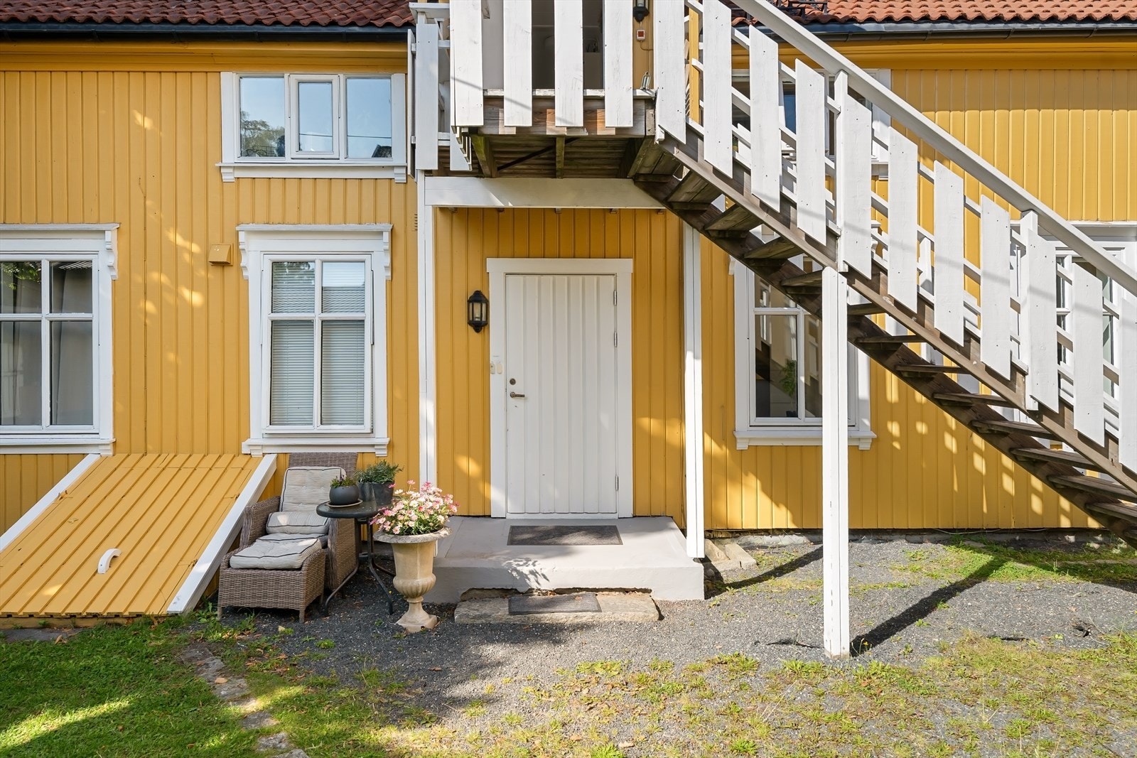 Ved inngangspartiet er det plass til sittemøbel. Bod på 6 kvm ligger rett overfor. Galleribilde
