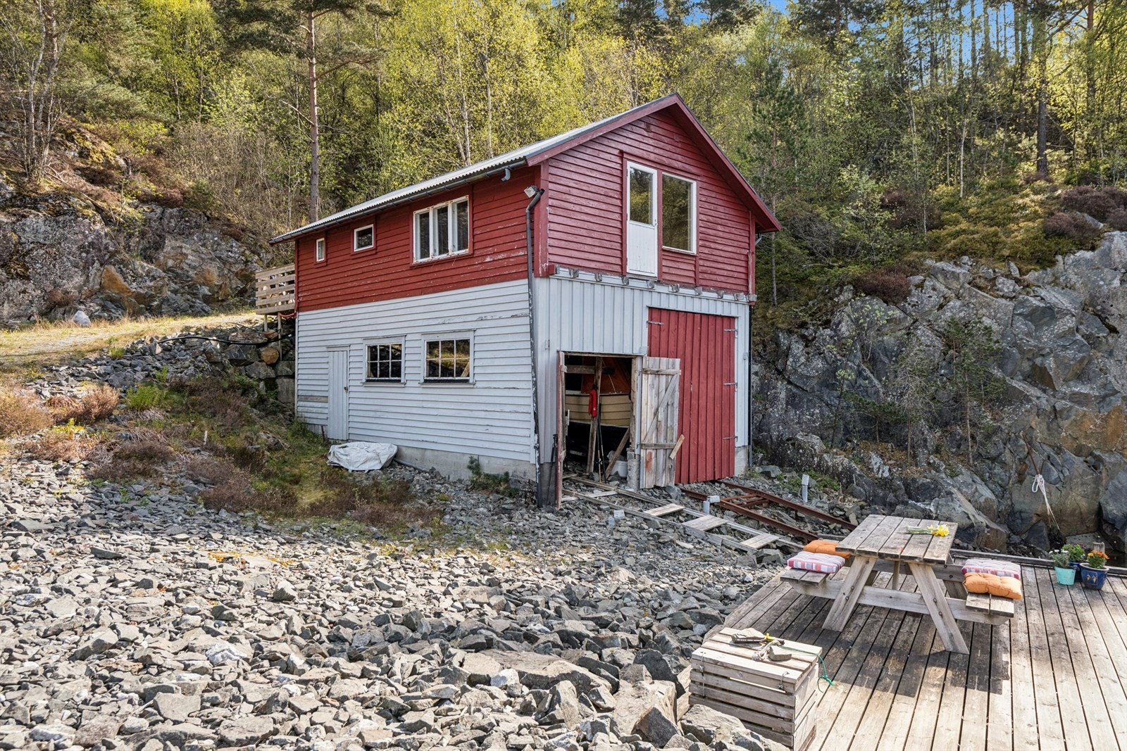 Naustet er fra 1986 og har behov for utvendig vedlikehold av bygningsmassen. Galleribilde
