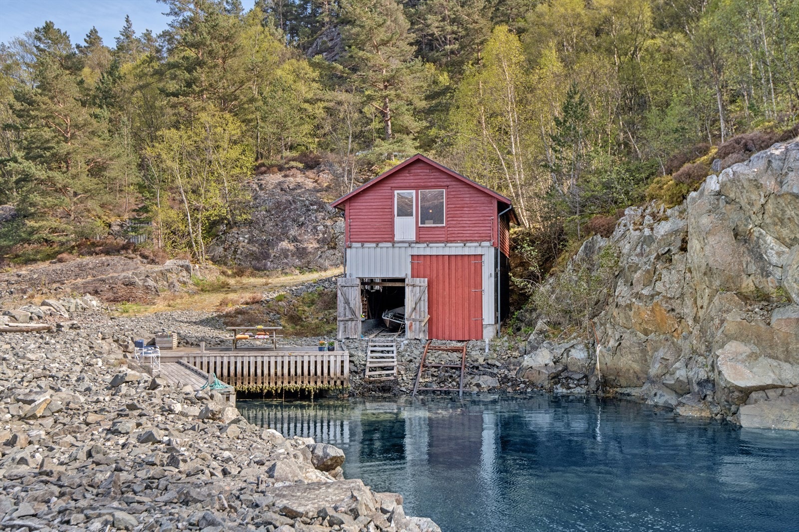 Nausteiendommen byr på en fin nærhet til sjøen. Her finner du både kai og molo, som gir praktiske utearealer helt nede i sjøkanten. Galleribilde
