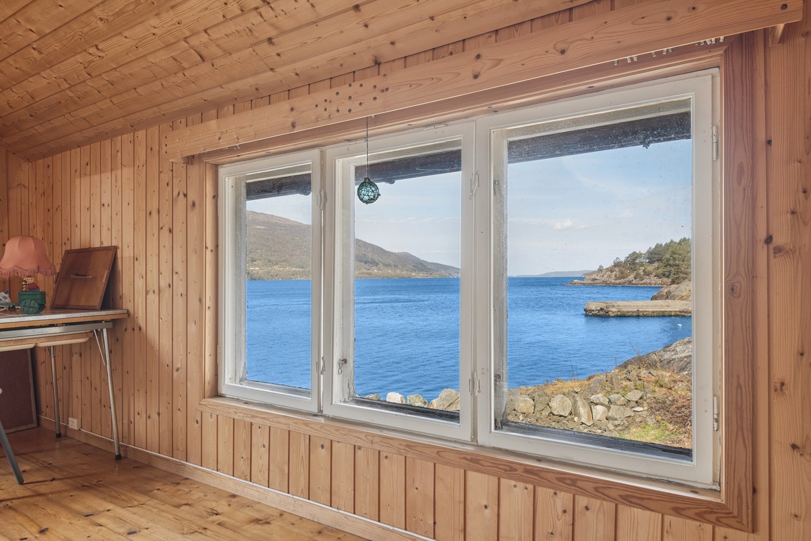 Flott utsikt fra etasjen. Det er ikke søkt om godkjenning for vinduer i loftsetasjen på nordsiden av naustet. Galleribilde