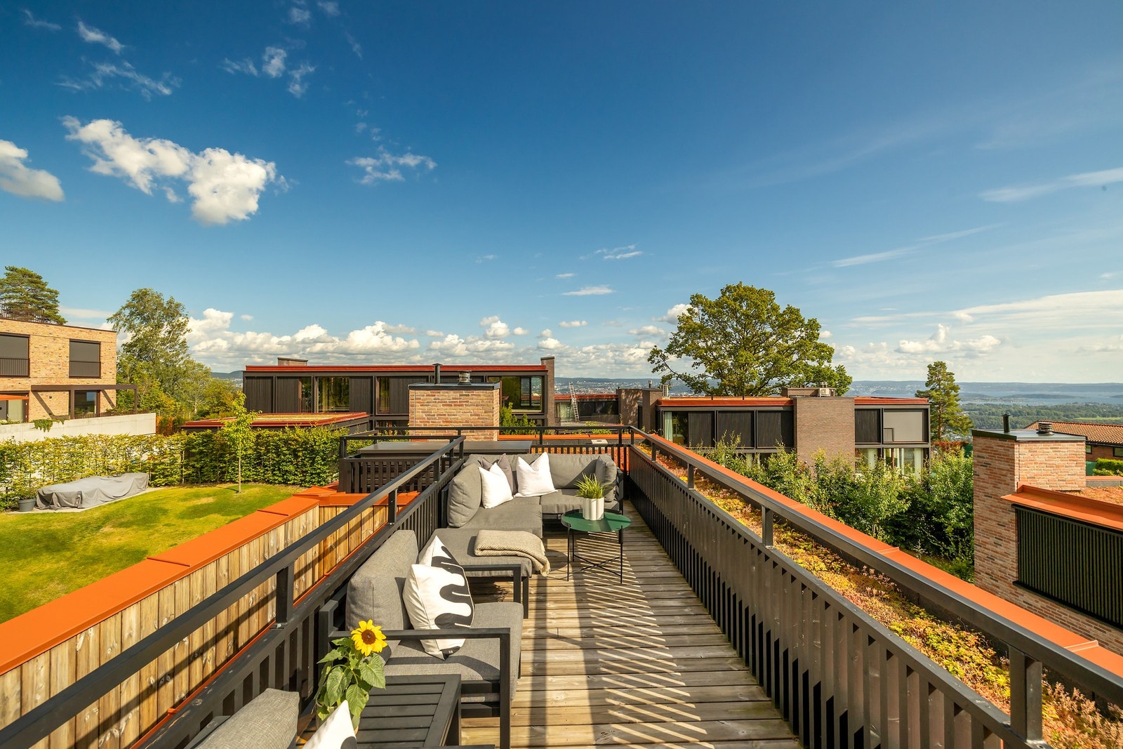 Huset har en herlig takterrasse med vidstrakt utsikt over byen og fjorden Galleribilde