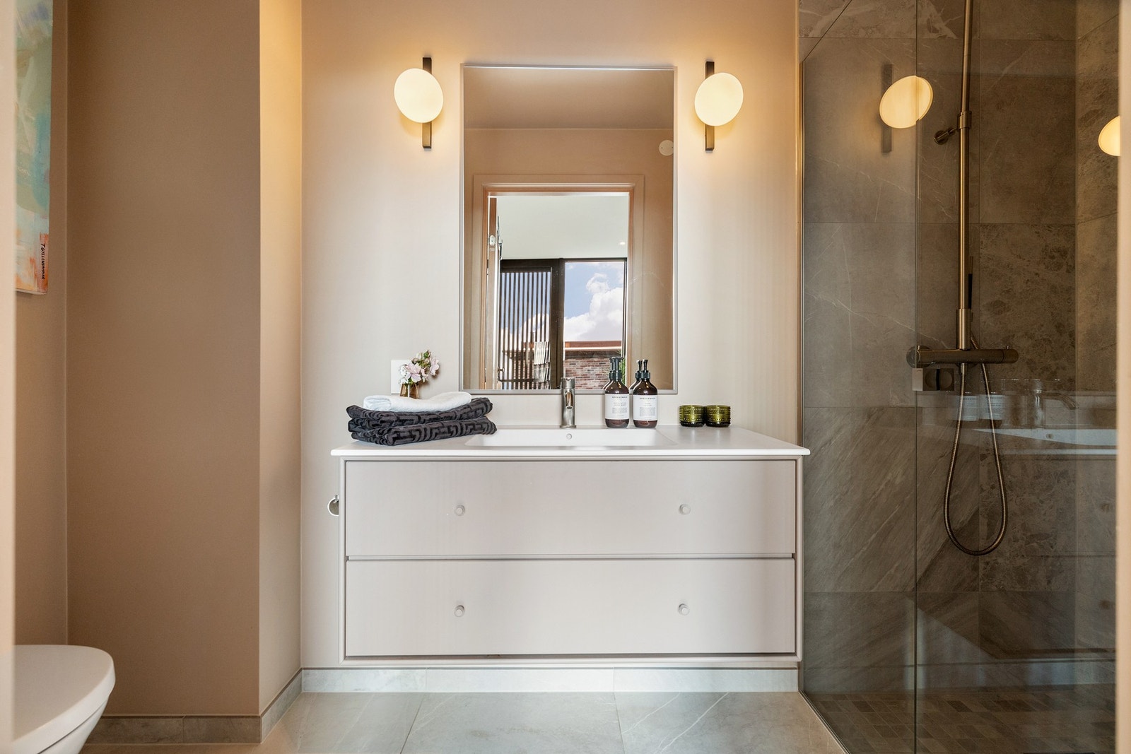 Badet holder god standard med lekre fliser og en stilren innredning Galleribilde
