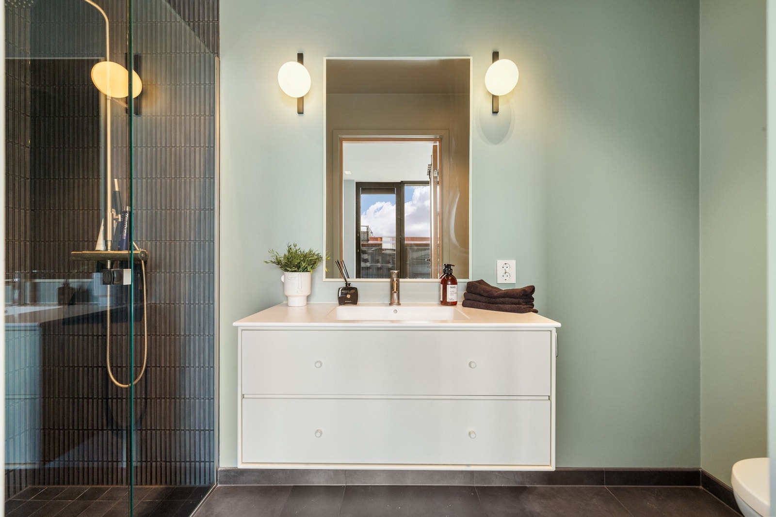 Badet holder god standard med lekre fliser og en stilren innredning Galleribilde