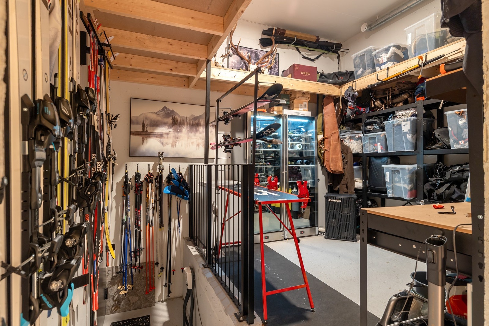 I underetasjen er det to store boder med direkte utgang til garasjen, i tillegg til en mindre bod med adkomst fra gangen Galleribilde
