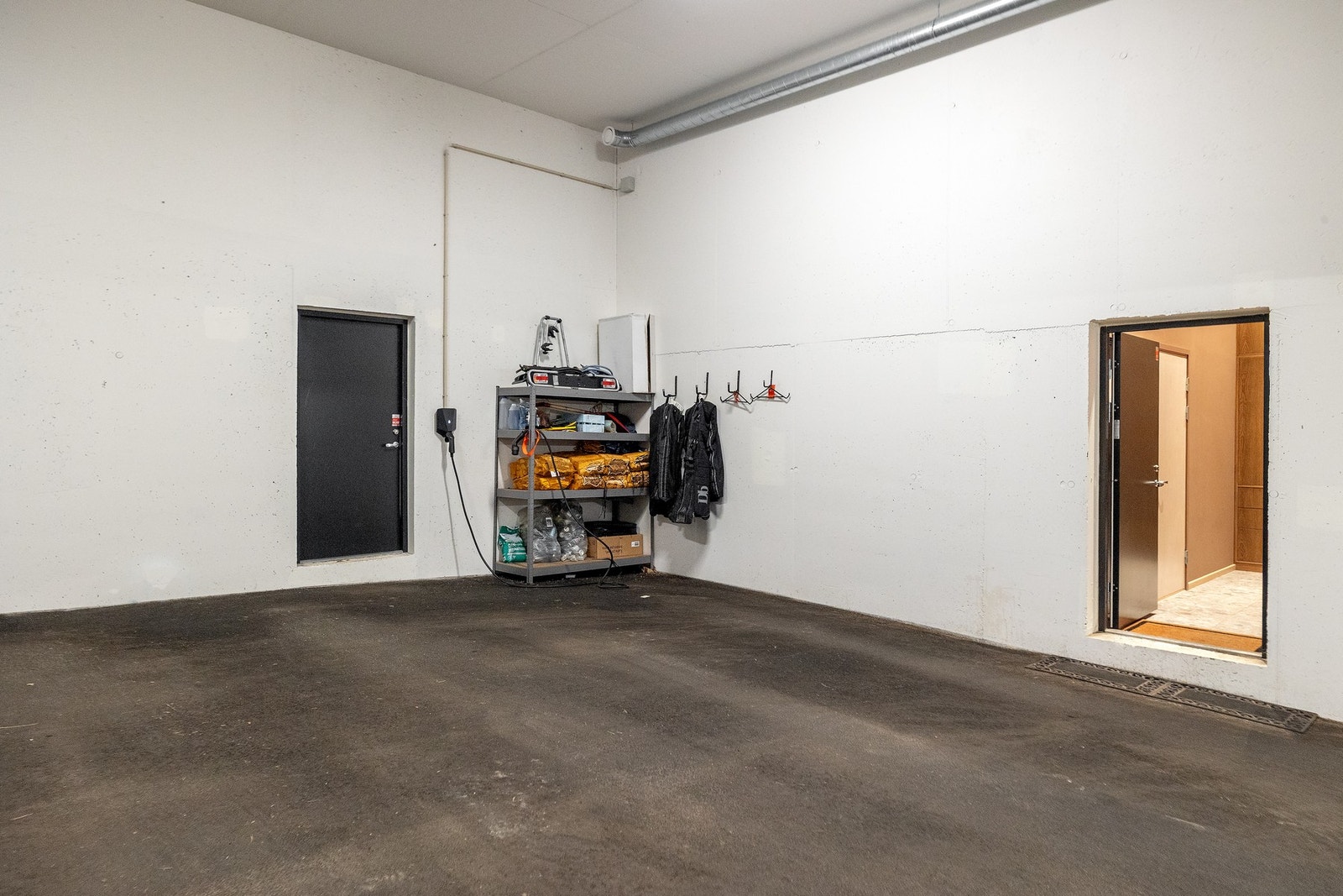 Det medfølger to biloppstillingsplasser i felles garasjeanlegg i kjelleren, med tre direkte adkomster inn til boligen, en adkomst til gangen i underetasjen, en til bod og en til bod 2. En av biloppstillingsplassene har elbillader Galleribilde