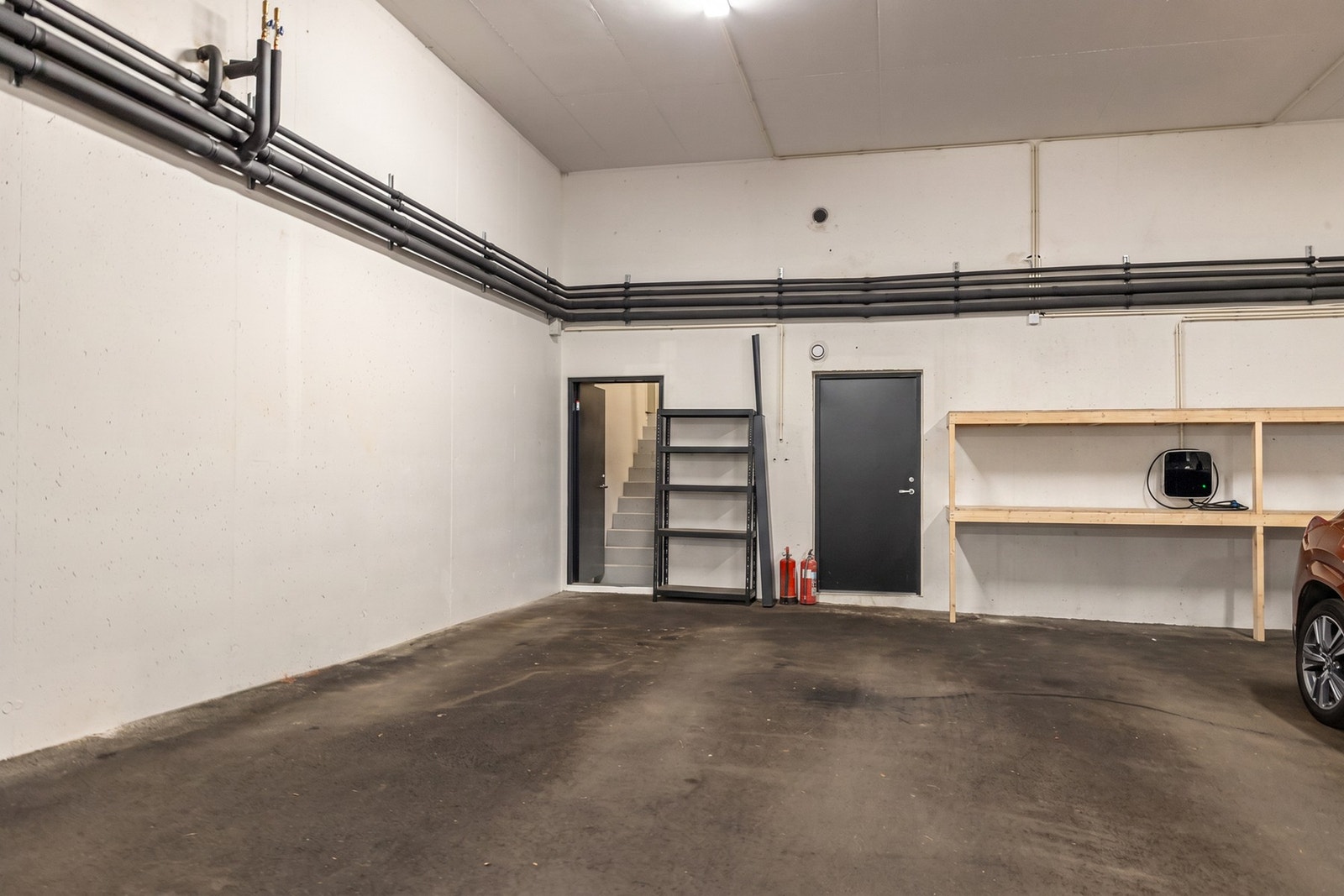 Det medfølger to biloppstillingsplasser i felles garasjeanlegg i kjelleren, med tre direkte adkomster inn til boligen, en adkomst til gangen i underetasjen, en til bod og en til bod 2. En av biloppstillingsplassene har elbillader Galleribilde