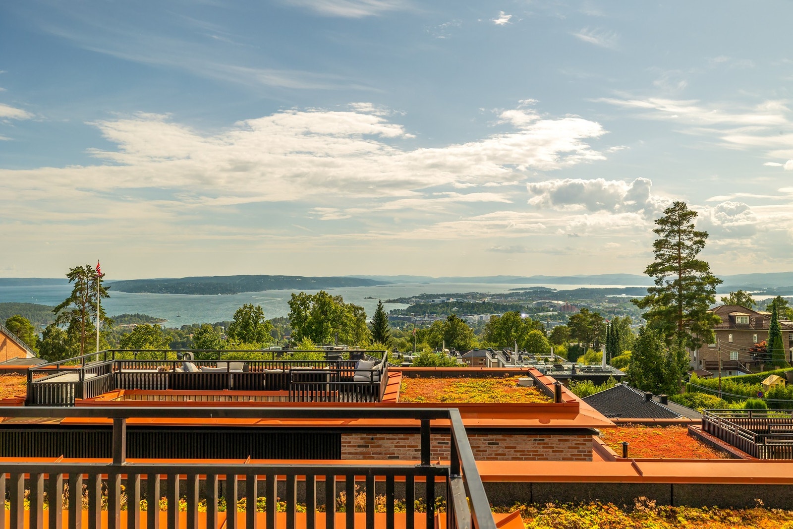Terrassen har plass til en sittegruppe og har sol hele dagen Galleribilde