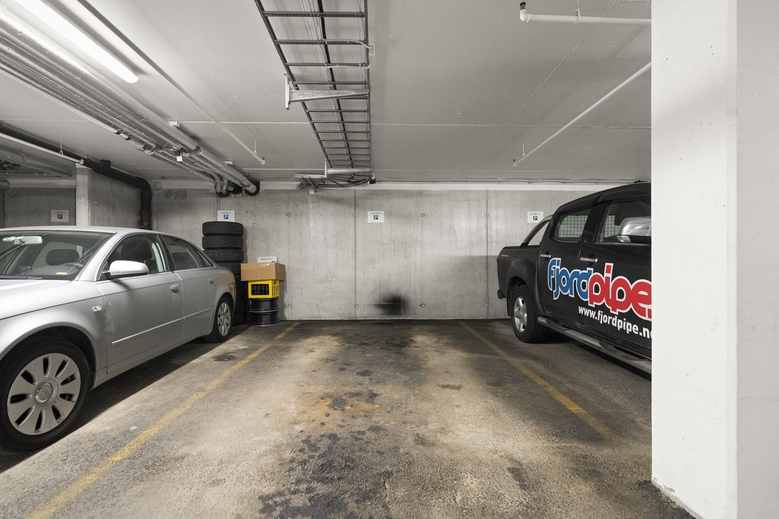 Parkering på eigen plass i felles garasjeanlegg. Galleribilde