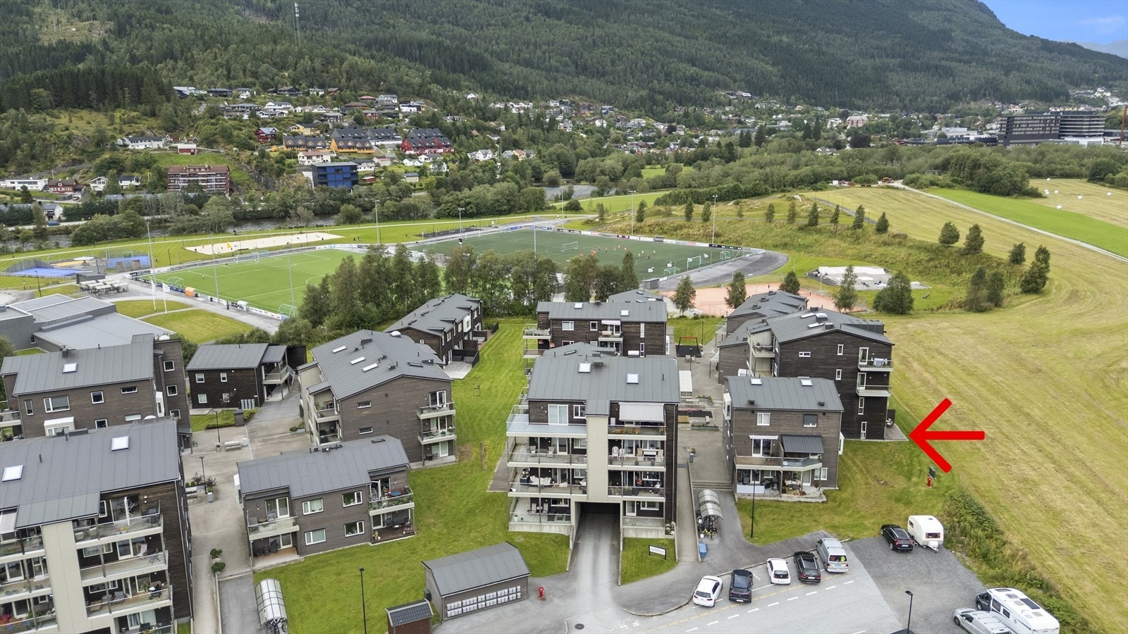 Oversikt over Kastanjetunet sameige, eit veletablert sameige med 38 bustadseksjonar. Galleribilde