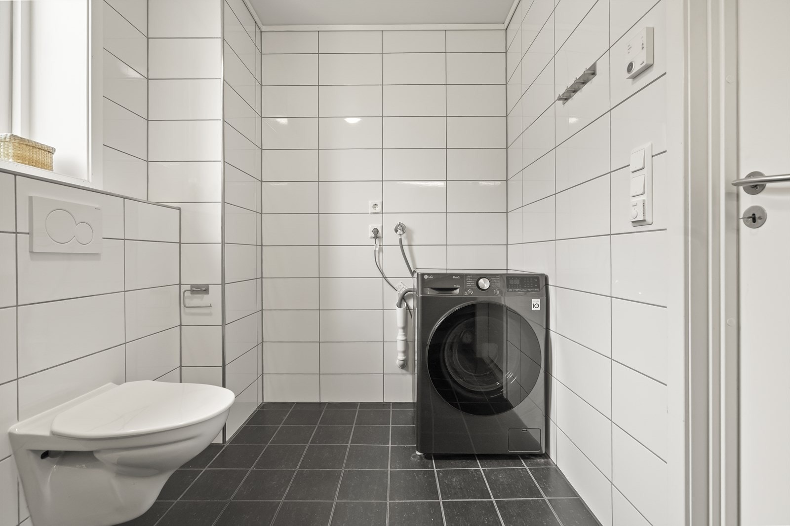 Badet er romsleg og har opplegg for vaskemaskin. Galleribilde