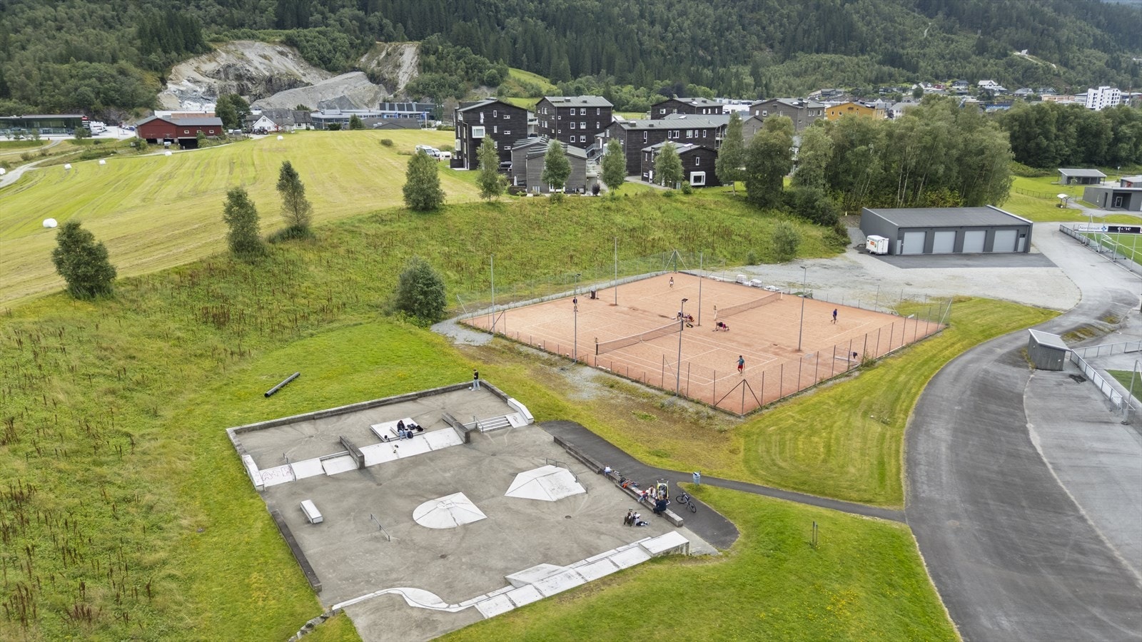 Hafstadparken ligg like ved, samt fine turstiar langs Jølstra Galleribilde