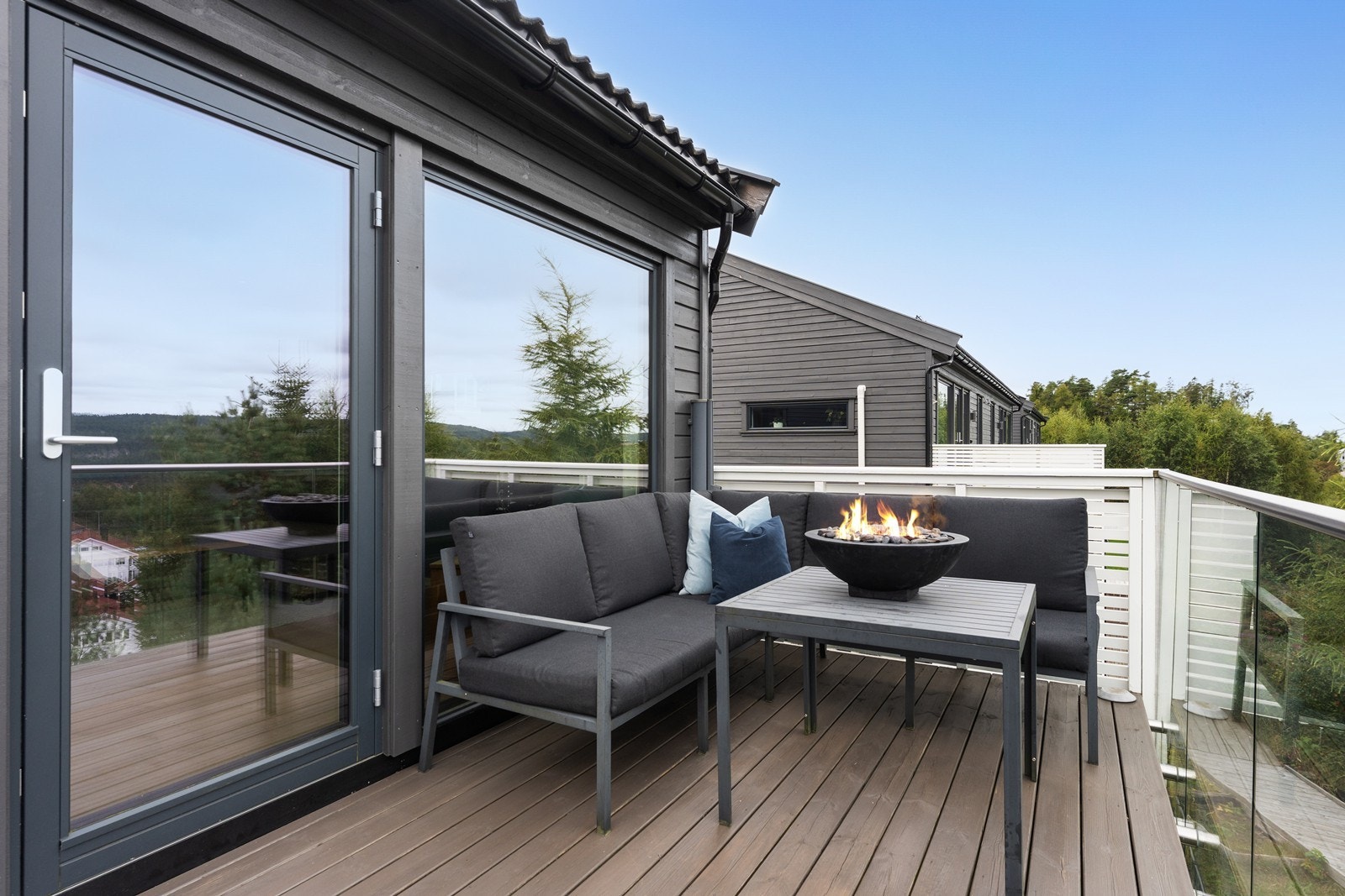 Fra stuen er utgang til en solrik og hyggelig balkong med utsikt. Galleribilde