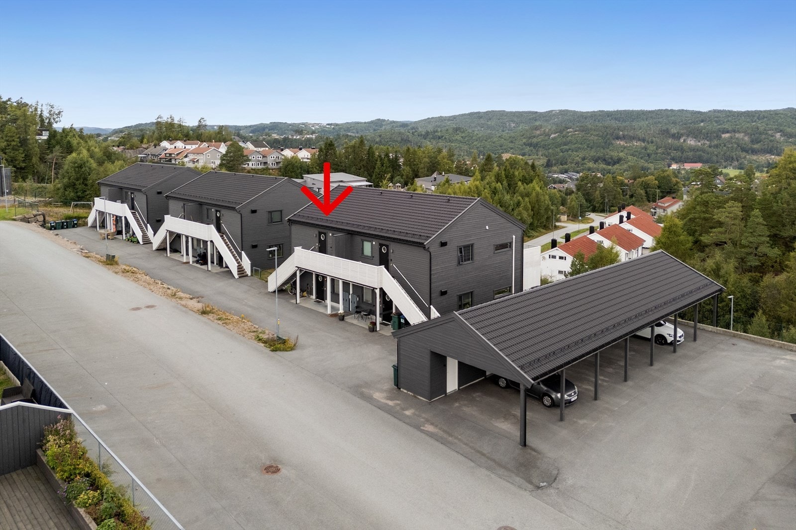 Leilighet og carport ligger like ved hverandre. Galleribilde