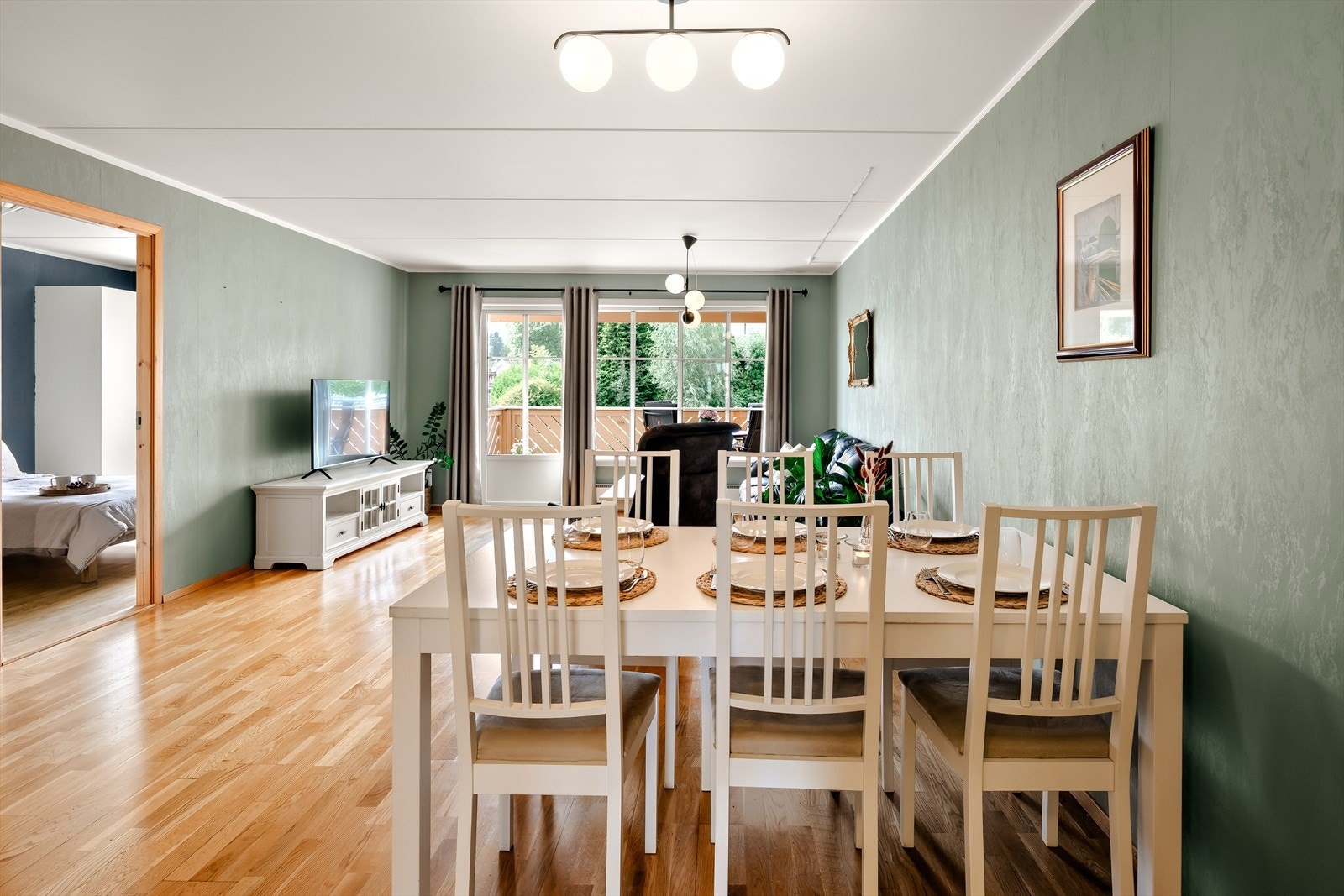Spisestuen er en naturlig forlengelse av stuen, med plass til store selskaper. Galleribilde