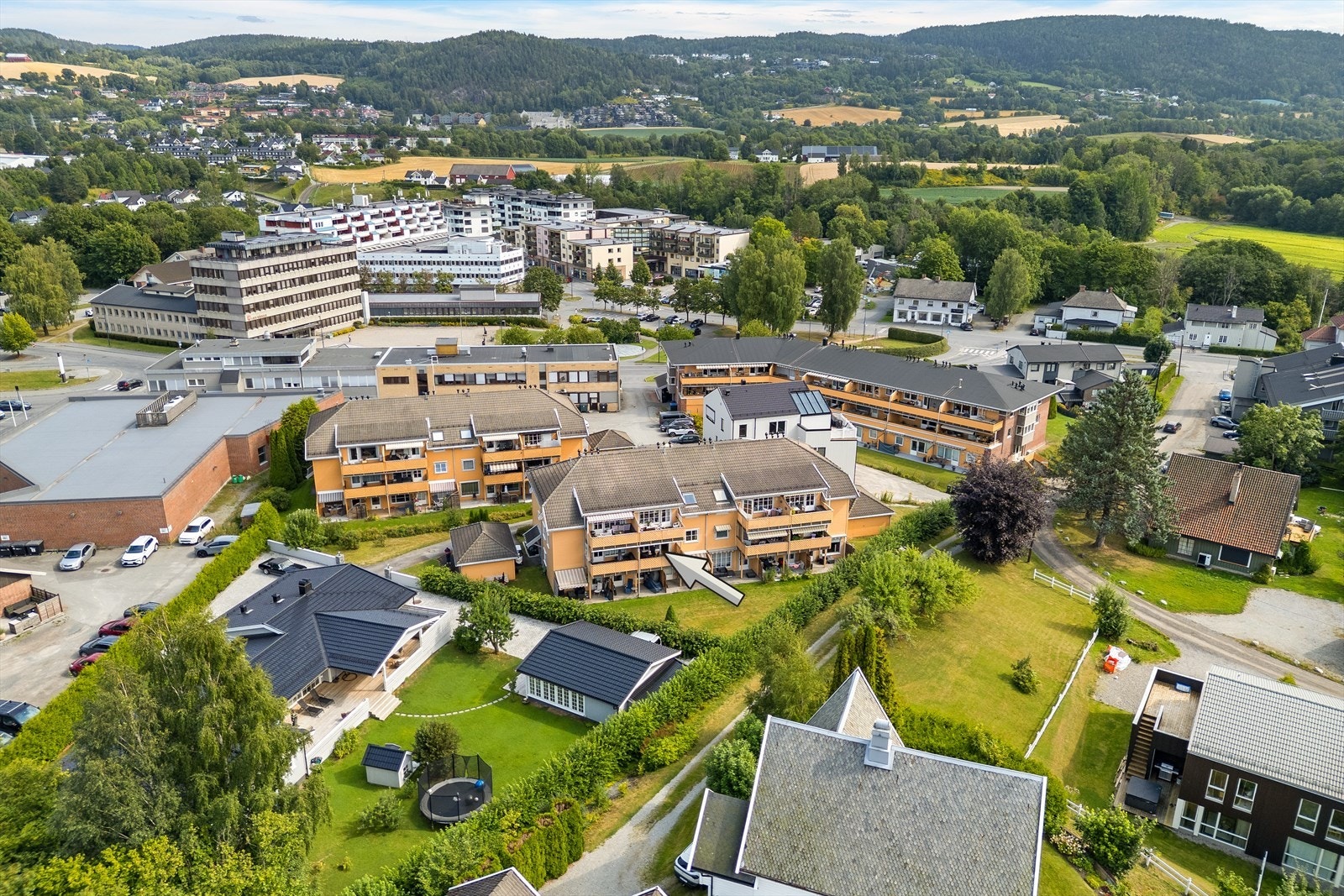 Leiligheten har en sentral og tilbaketrukket beliggenhet i Lierbyen. Galleribilde