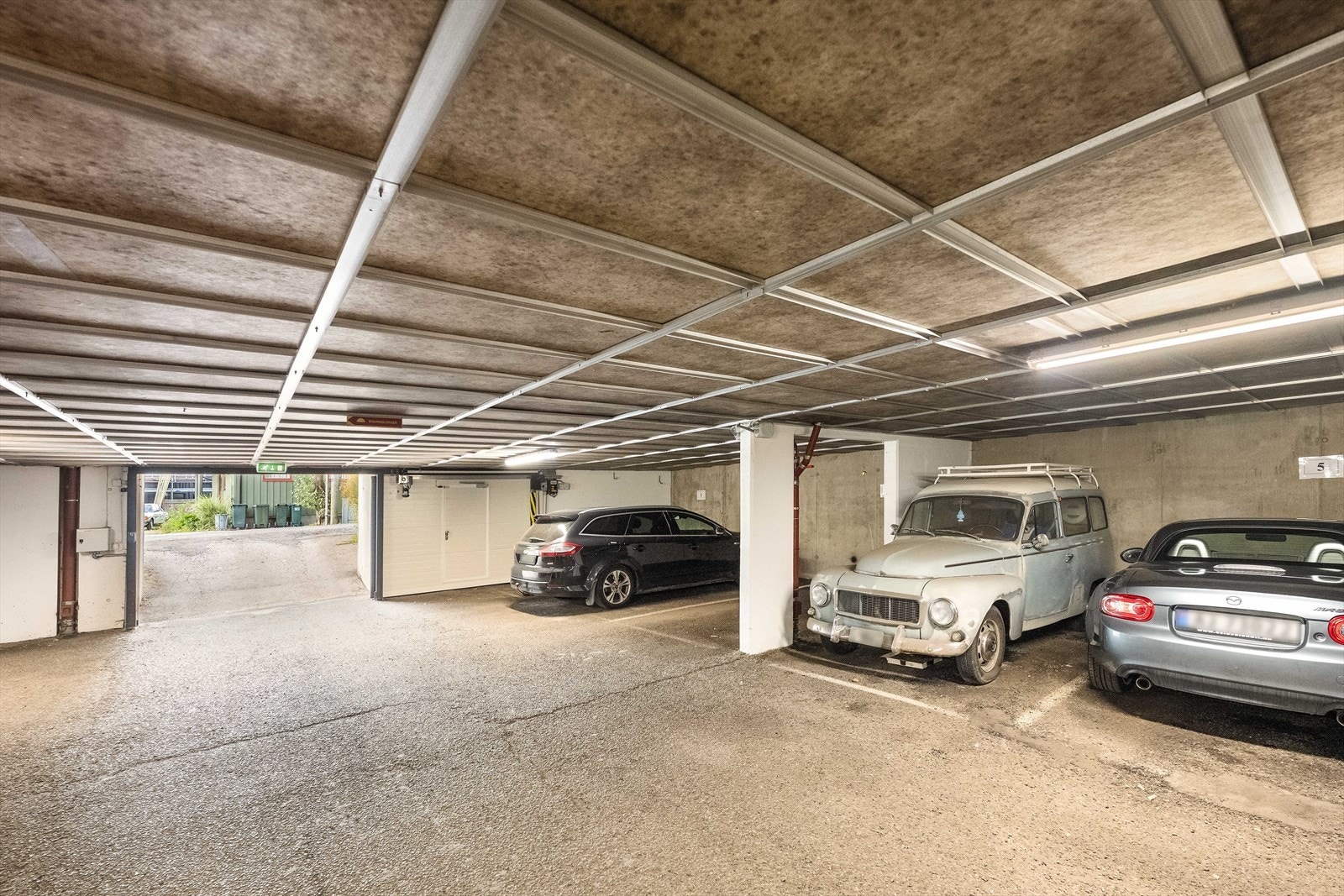 Det medfølger én parkeringsplass i felles garasjekjeller i nabobygget. Galleribilde