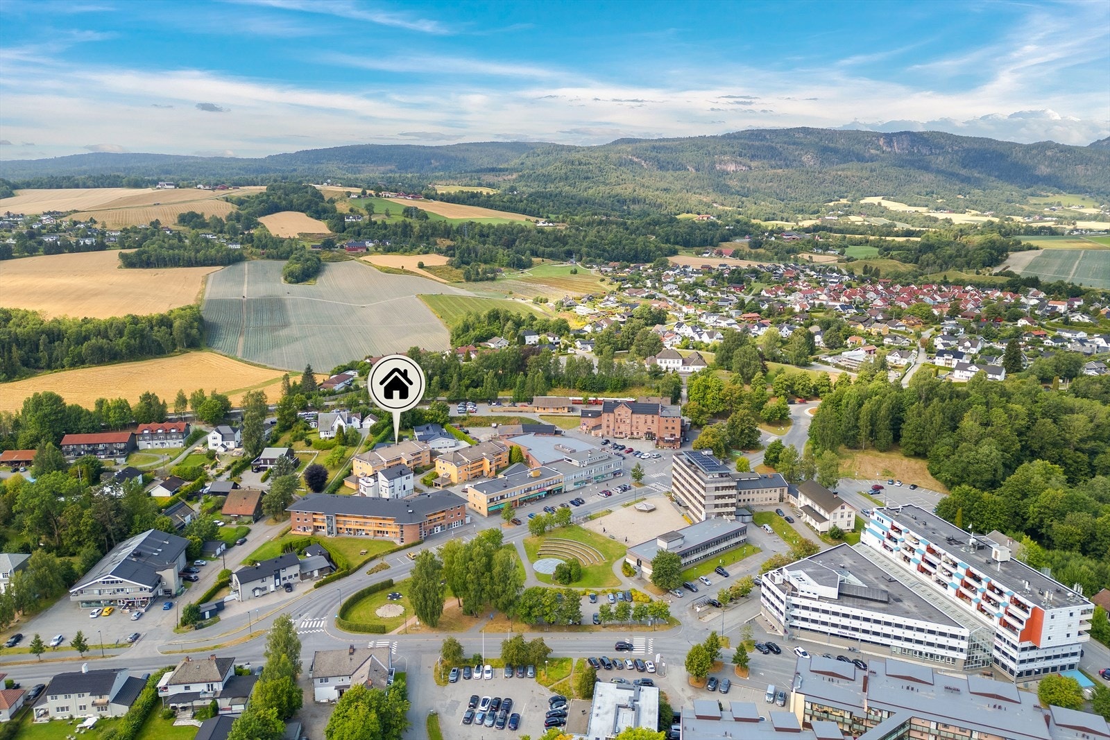 Fra eiendommen er det nærhet til marka med turmuligheter sommer som vinter. Galleribilde