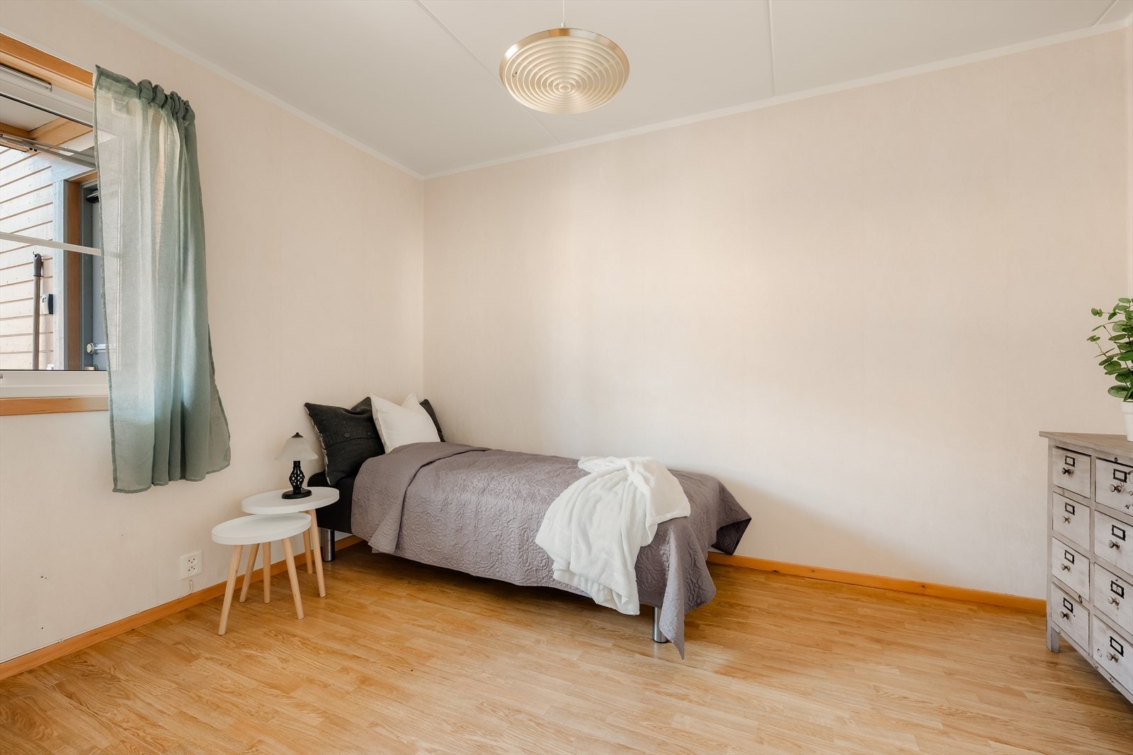 Rommet har belegg på gulvet og plass til seng og oppbevaring. Galleribilde