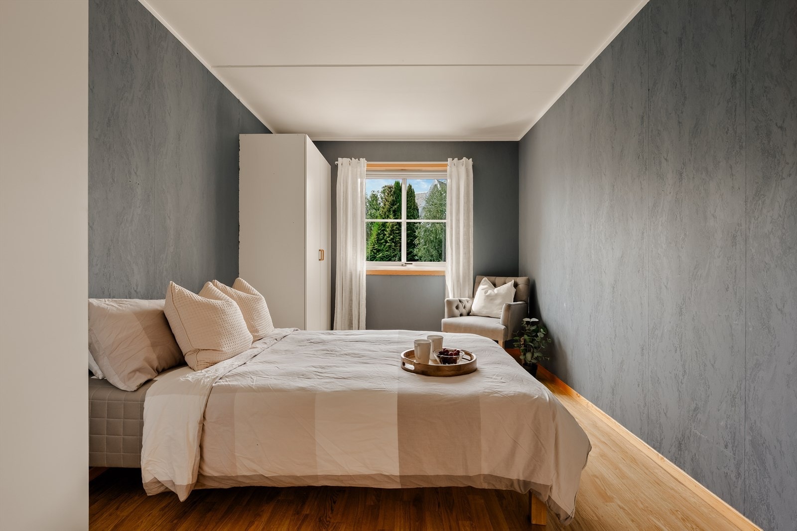 Hovedsoverom med plass til dobbeltseng og garderobeløsning. Galleribilde