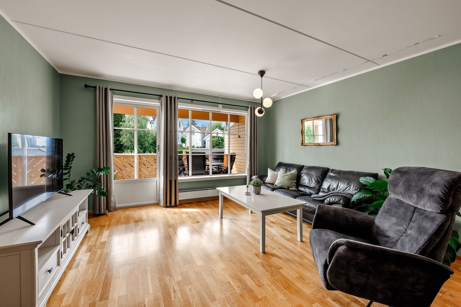 Lys 3-roms selveierleilighet med sentral beliggenhet i Lierbyen. Galleribilde