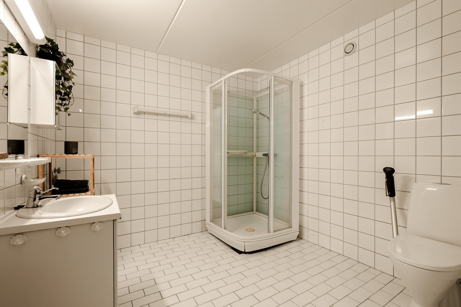 Badet er utstyrt med dusjkabinett, toalett og har opplegg for vaskemaskin. Galleribilde