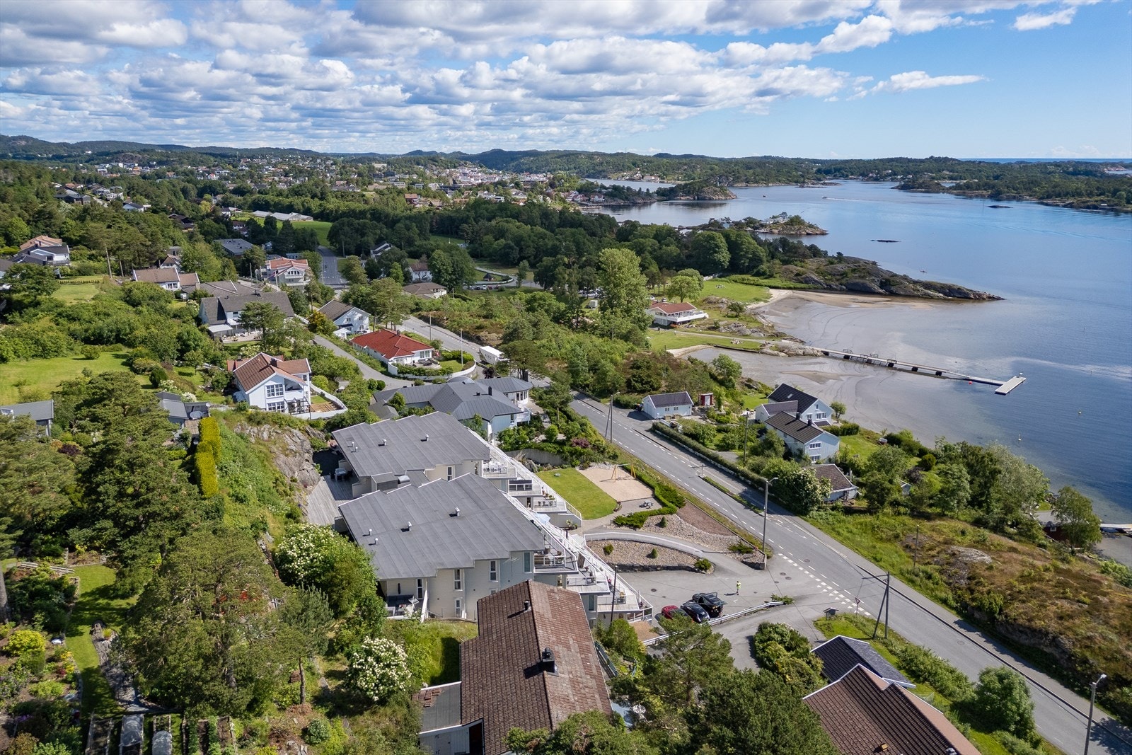 Fra eiendommen er det kun 2,5 km inn til Grimstad sentrum med alle servicetilbud. Galleribilde